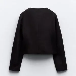 大人気！Zara Cropped Flap Blazer ブラック Princess Beatrice Wore a $70 Zara Blazer - PureWow